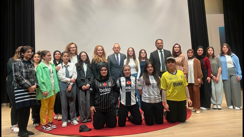 Okulumuz Hasta ve Yaşlı Hizmetleri Alan öğrencilerinin hazırlamış olduğu “İlk Yardım Konulu Komedi-Tiyatro” Gösterisi