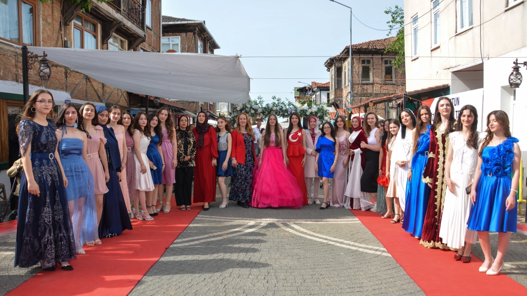 Okulumuz Moda Tasarım Teknolojileri Alanı Öğrencilerinin Hazırladıkları Kıyafetlerden Oluşan Yıl Sonu Defilesi